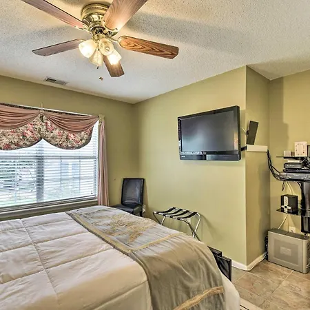 Hampton Home With Fireplace And Close To Beaches!